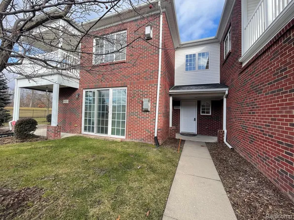 6921 Boulder Pointe Dr, Washington, MI 48094