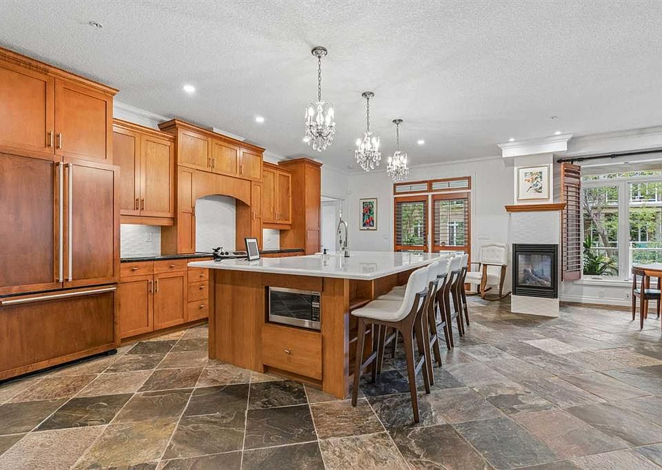 1st image of 14 S Hemlock Cres SW #8202