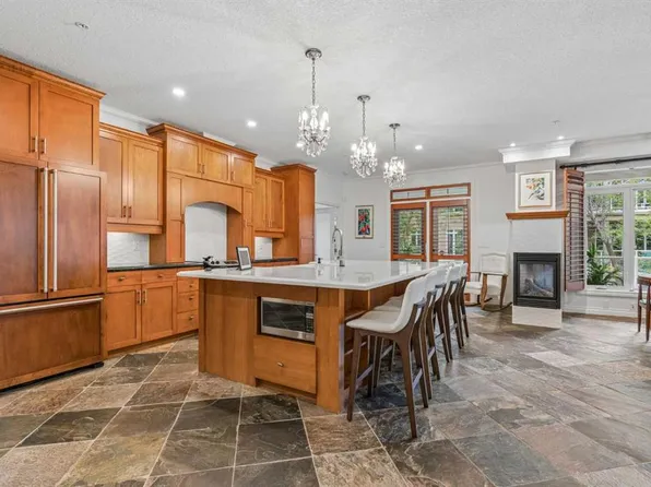 14 S Hemlock Cres SW #8202, Calgary, AB T3C 2Z1