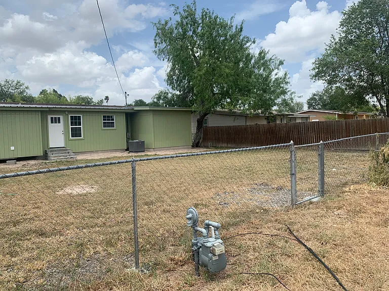 910 E Austin Ave — Photo 4