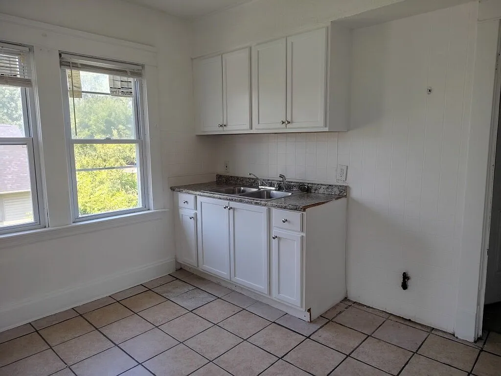 13509 Svec Ave. Up Cleveland, OH 44120 — Photo 3