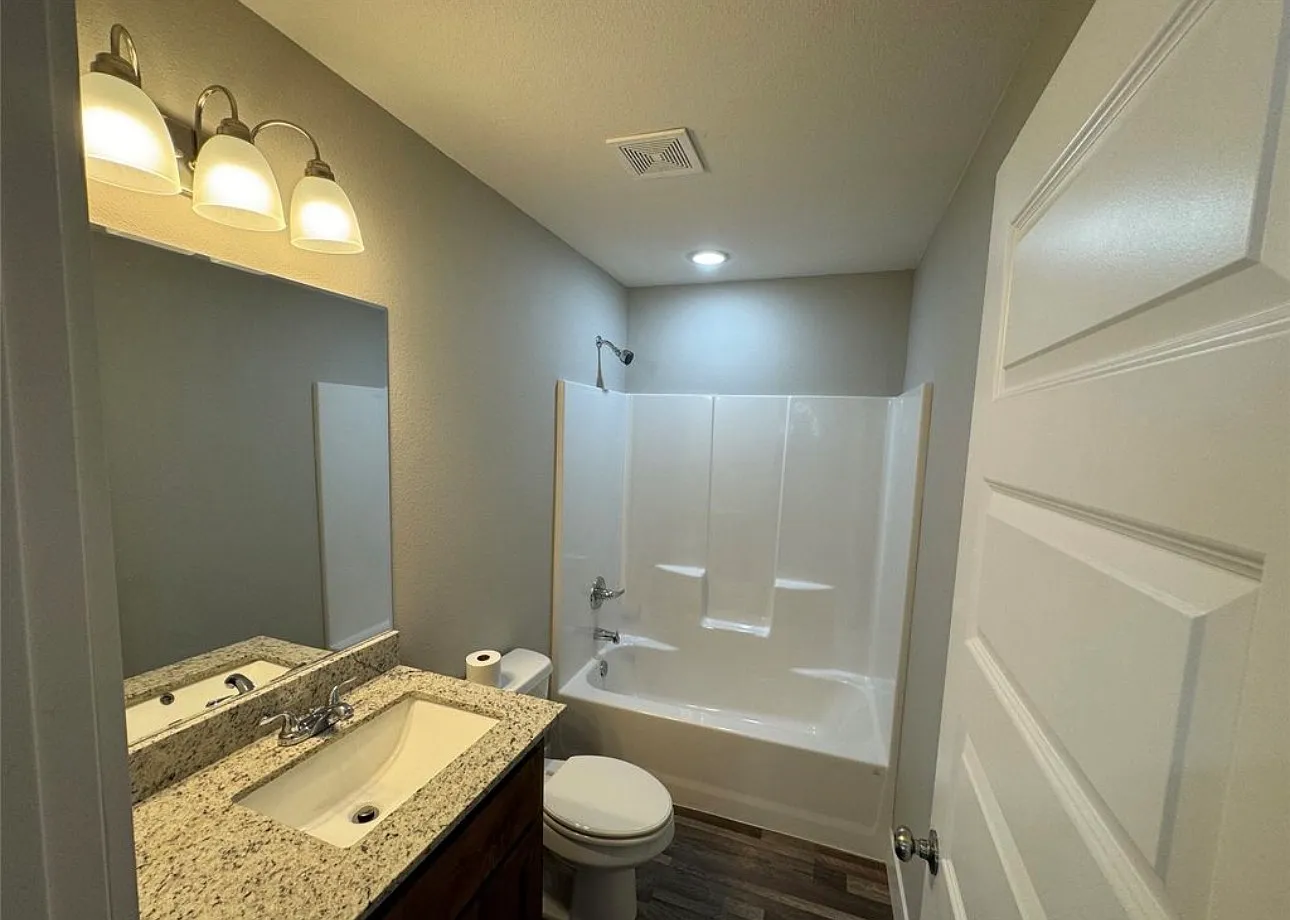 2 bed, 1.5 bath, 810 sqft, $1,300 — Photo 3