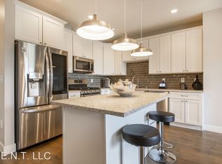 10461 S Beetdigger Blvd, Sandy, UT 84070
