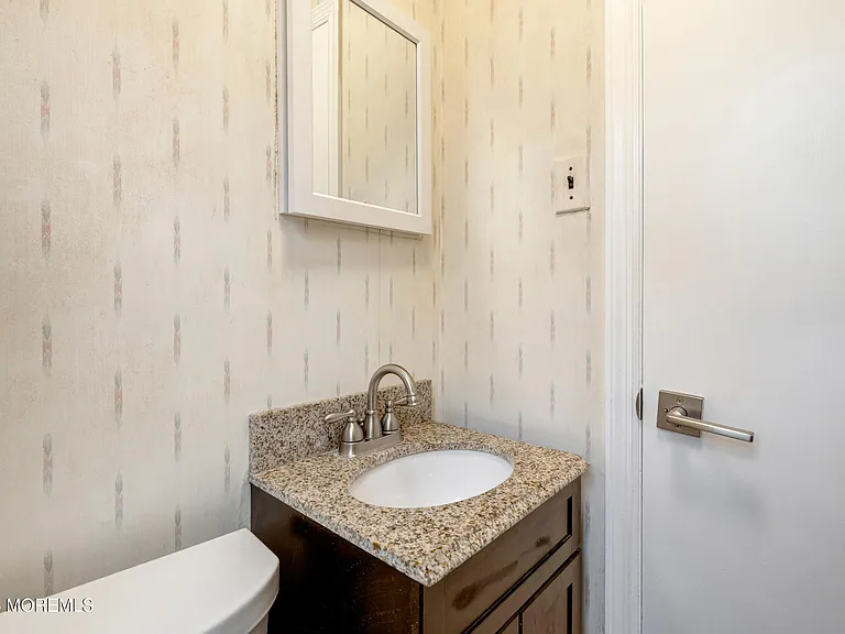 429 Lake Ave — Photo 24