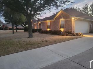 905 Country Creek Ln, Red Oak, TX 75154
