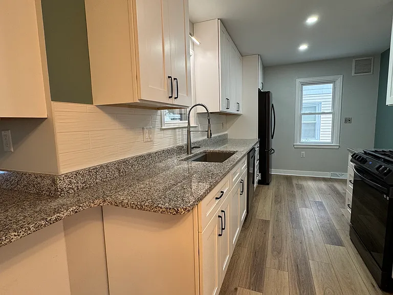 4508 N Woodruff Ave — Photo 12