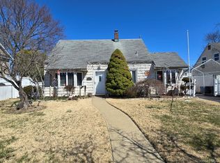 19 Curve Lane, Levittown, NY