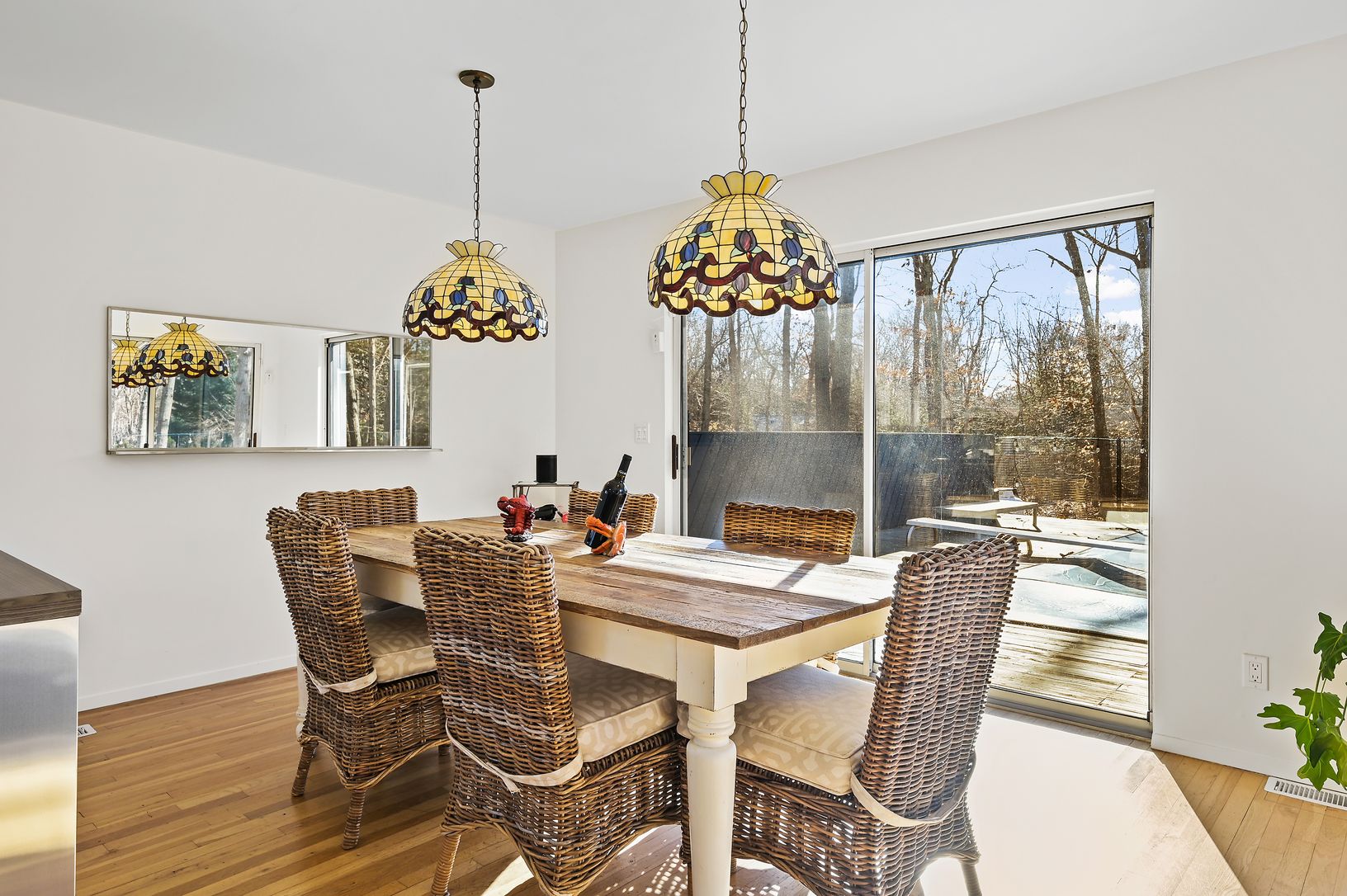  dining room opens to deck and grilling area