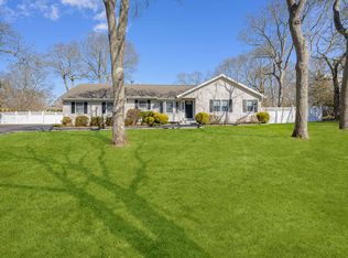 14 Sandalwood Ct, Hampton Bays, NY 11946