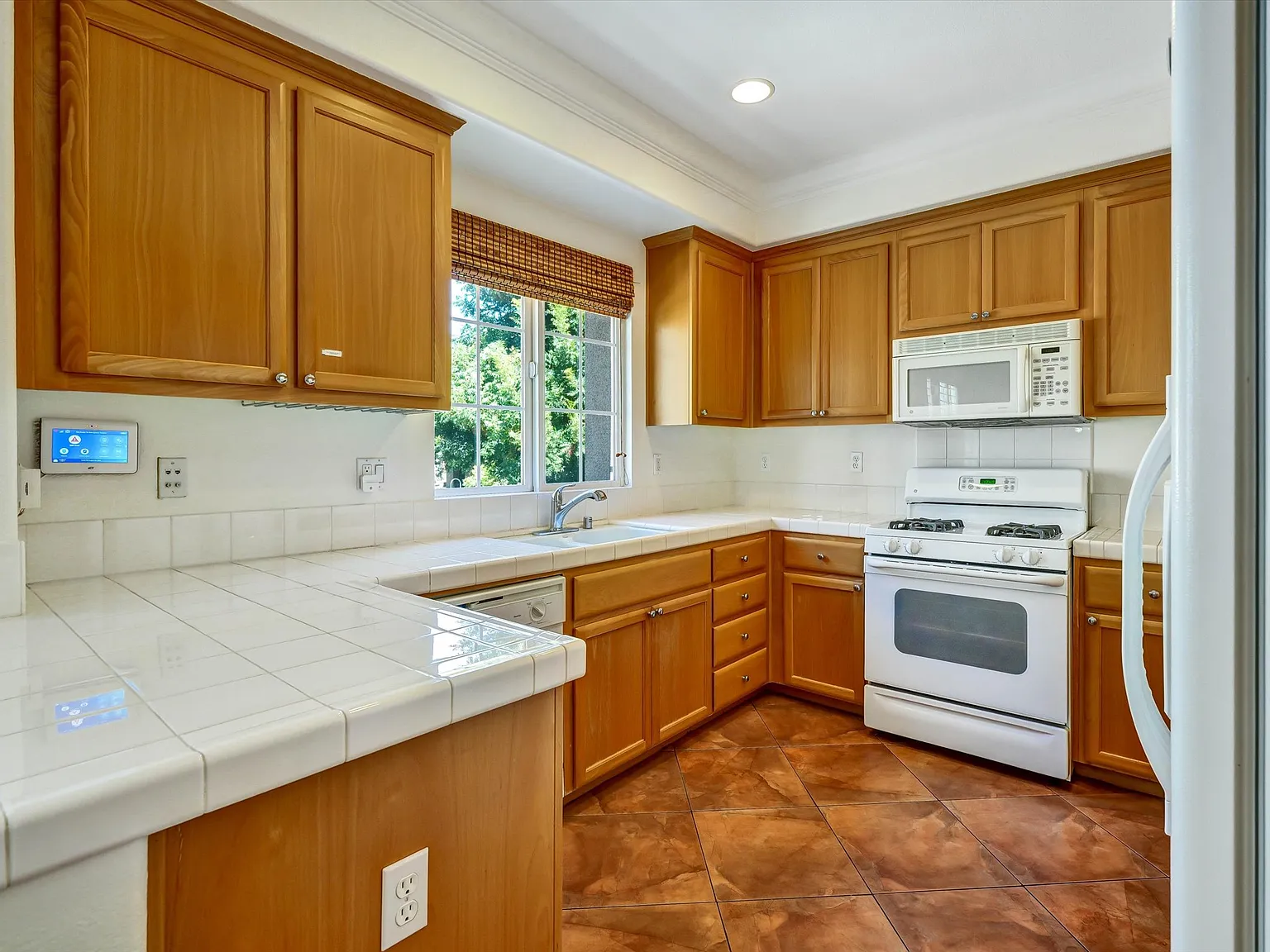 3 bed, 2.5 bath, 1700 sqft, $4,650 — Photo 4