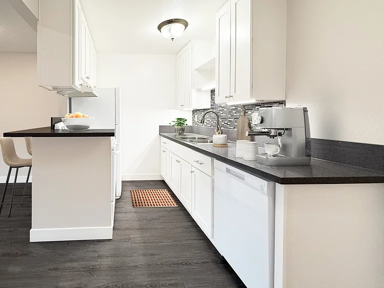 Loma Vista Apartments — Photo 18