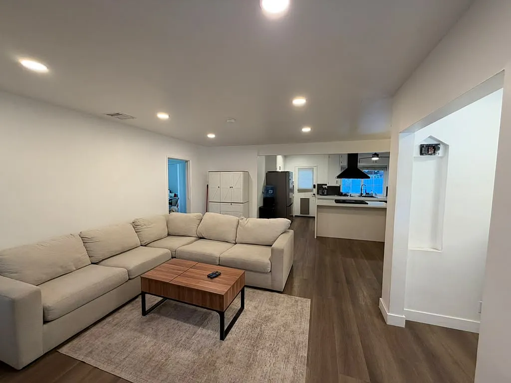 2 bed, 1200 sqft, $4,200 — Photo 3