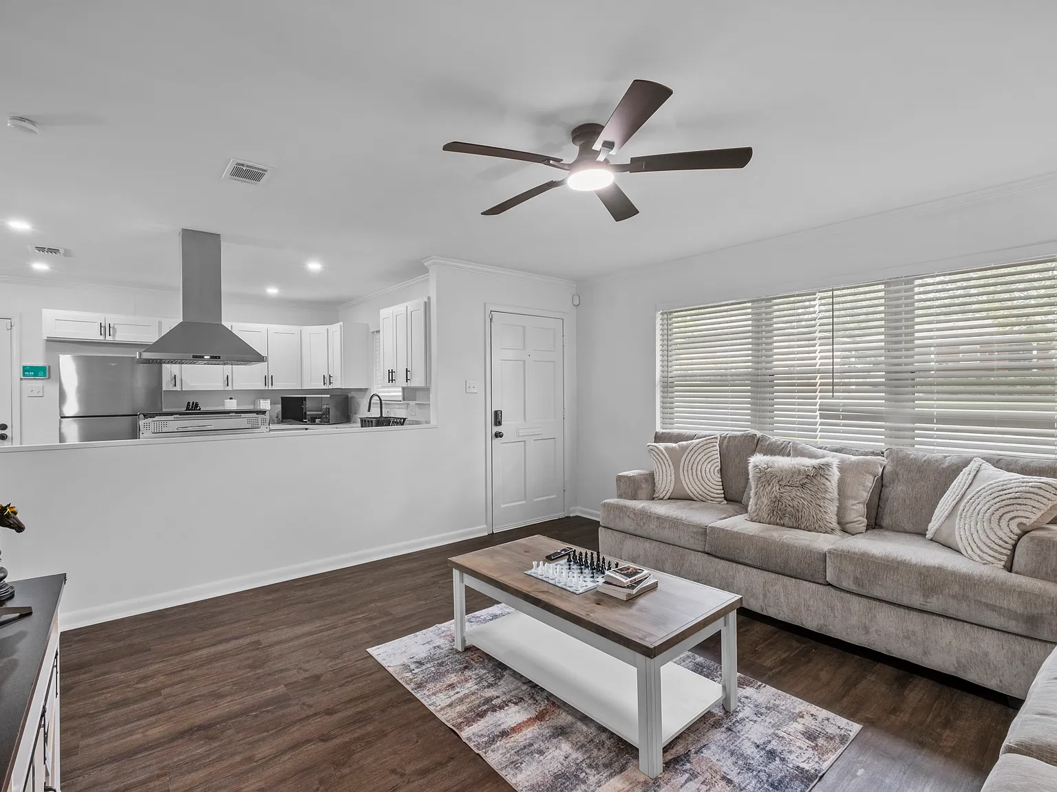 4 bed, 2061 sqft, $5,000 — Photo 4