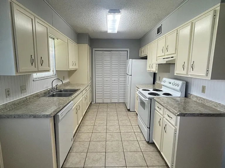 2721 Erwin St #2721 — Photo 4