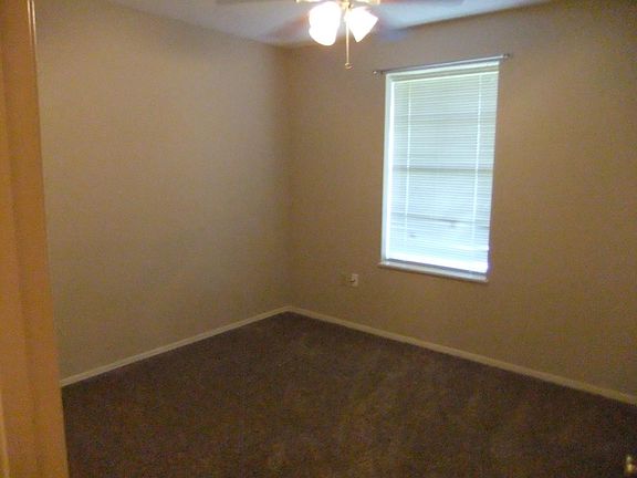 5th image of 709 Robin Ln