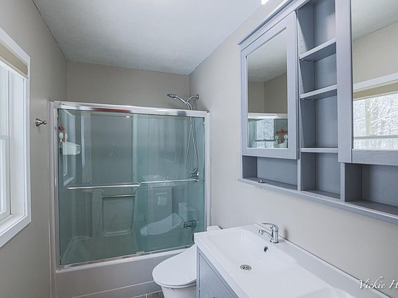 3rd image of 9677 Whitten St NE
