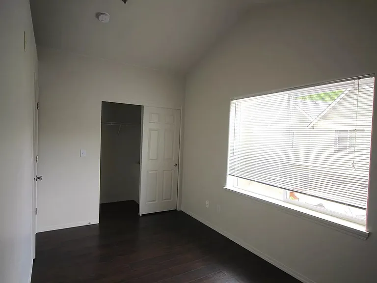 8654 NE Hyde Park Ln — Photo 16