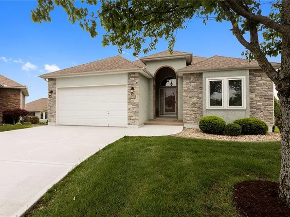 901 SW Olympia Ct, Lees Summit, MO 64082