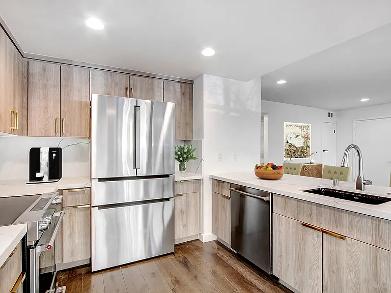 8430 De Longpre Ave — Photo 16