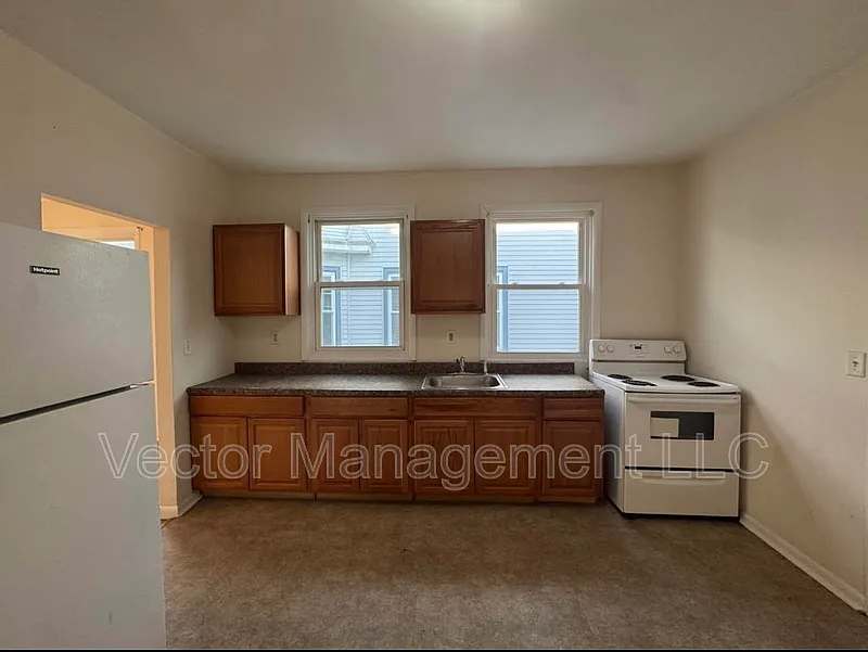 3 bed, 1.0 bath, 1115 sqft, $1,650 — Photo 2