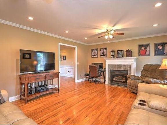 5th image of 446 Grey Fox Dr