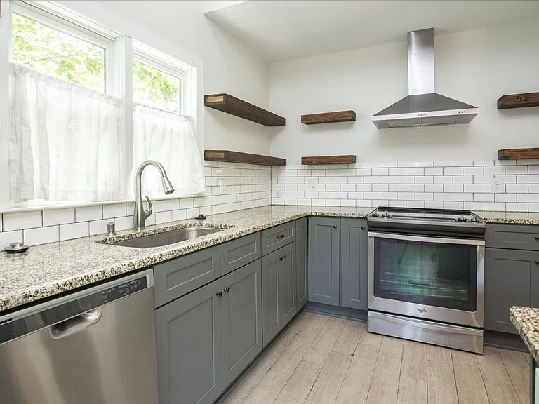 1755 Lyle Ave — Photo 21