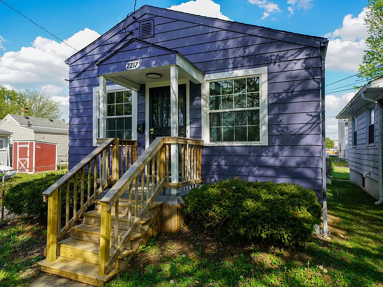 2217 Fort St — Photo 1