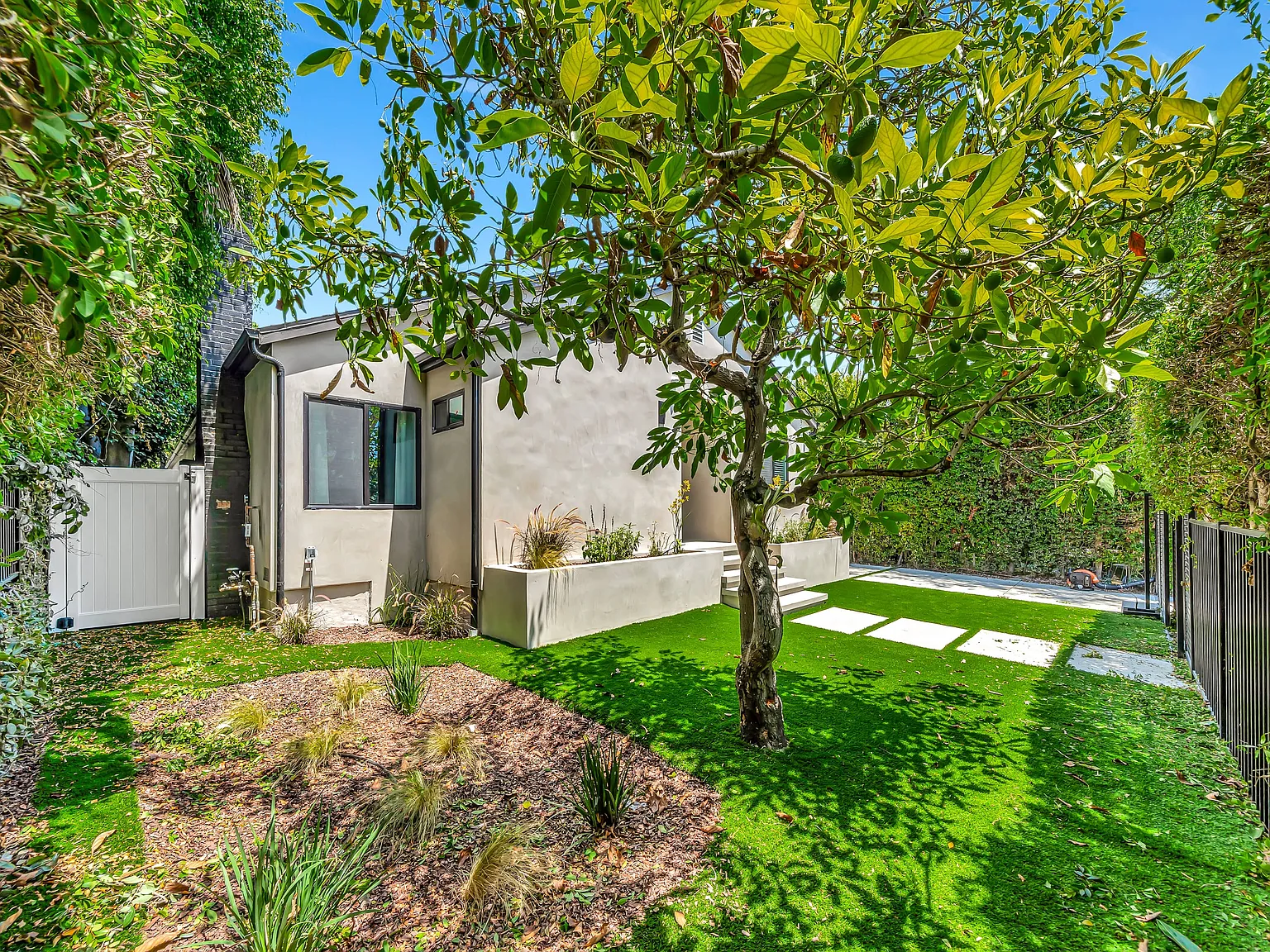5 bed, 2600 sqft, $15,500 — Photo 3