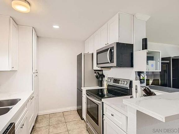 4th image of 732 E Lexington Ave E #14