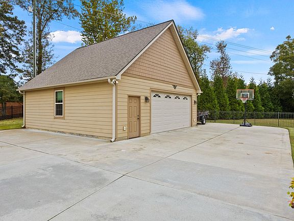 4th image of 409 Wickham Way