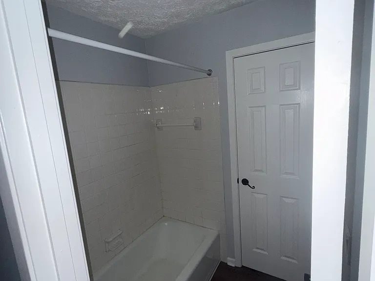 715 W Chestnut St #12 — Photo 3