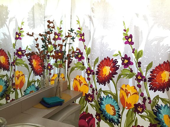 Same guest bath different curtain