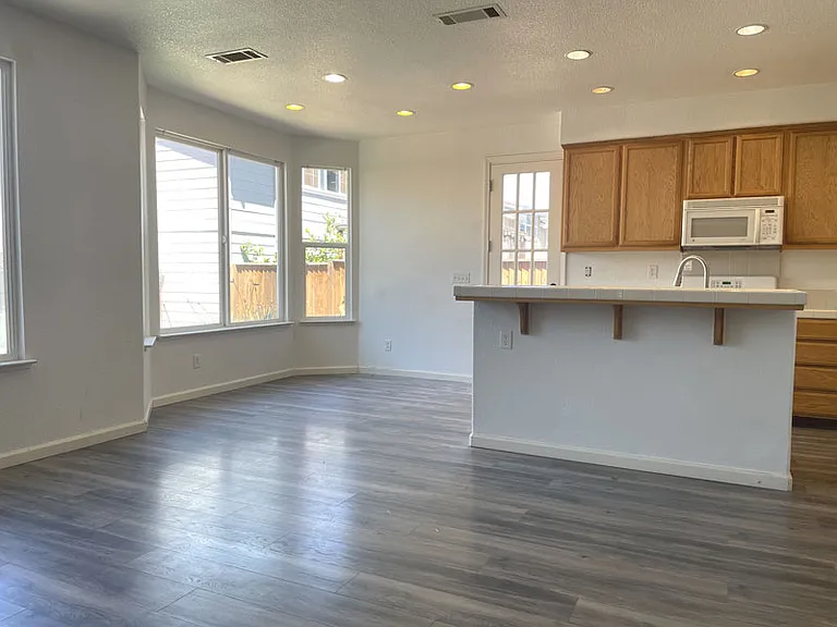 1426 Bello Dr — Photo 6