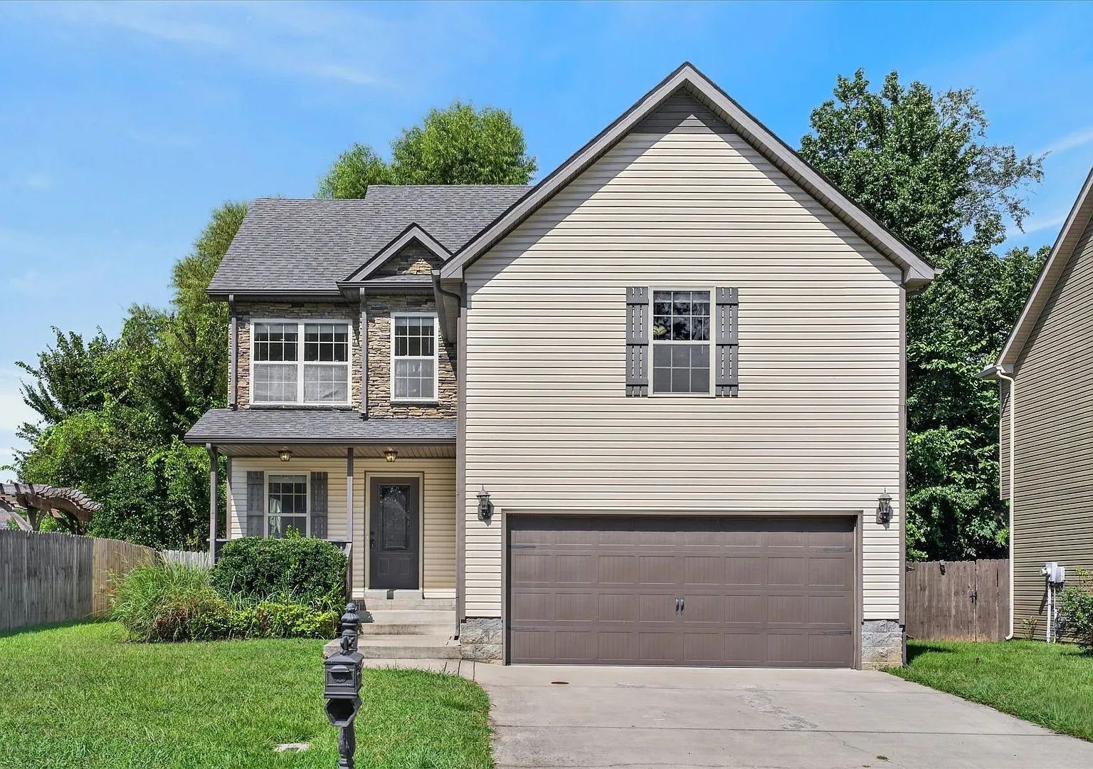 Pet Friendly Three Bedroom with Bonus! — Photo 1