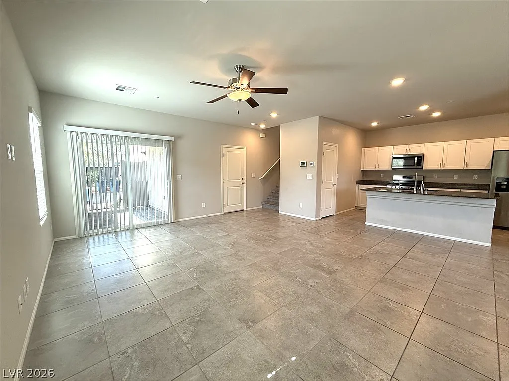 3 bed, 2.5 bath, 1820 sqft, $2,240 — Photo 3