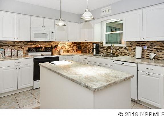 3rd image of 1330 Queen Palm Dr