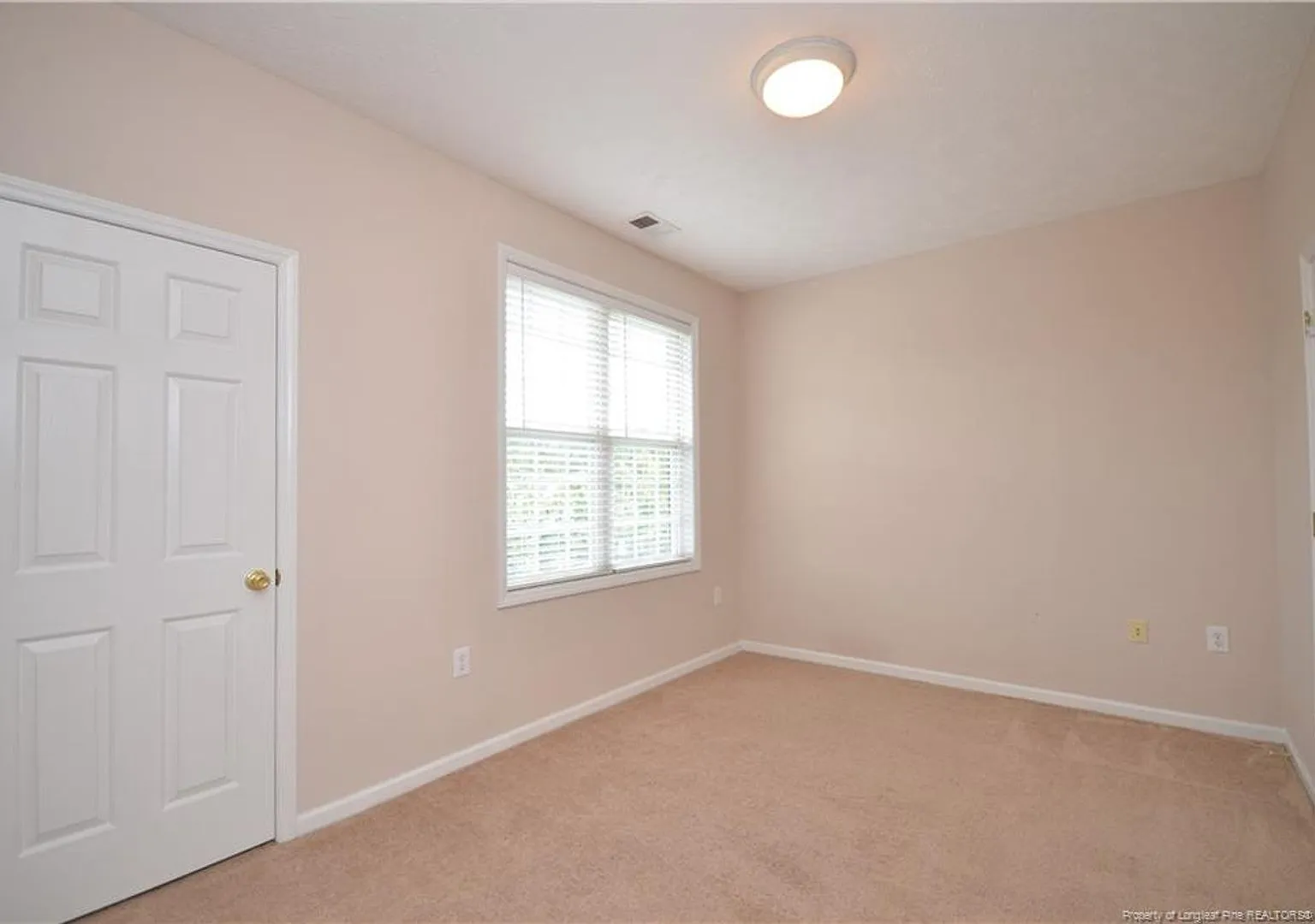 Well maintained 2nd-story condo — Photo 2