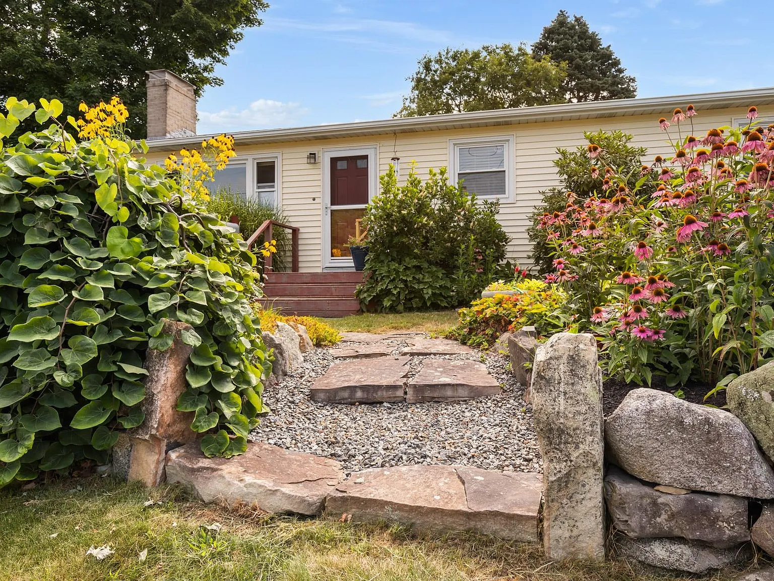 4 bed, 2.0 bath, 1500 sqft, $4,000 — Photo 1