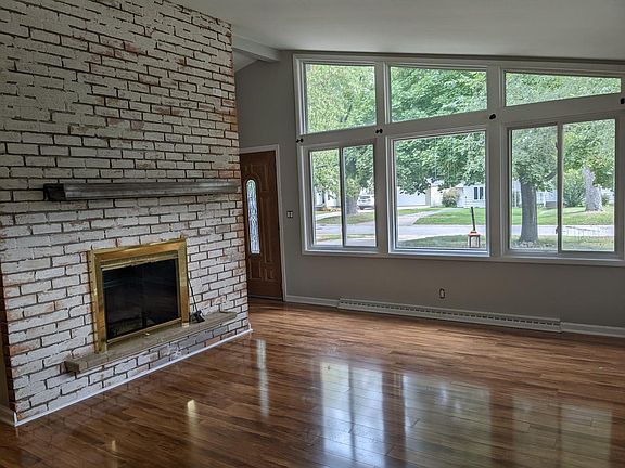 2nd image of 276 Cherryland St