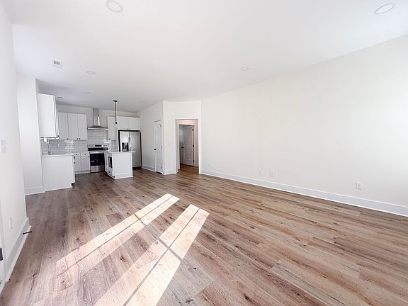 4th image of 1412 Westbrook Cir