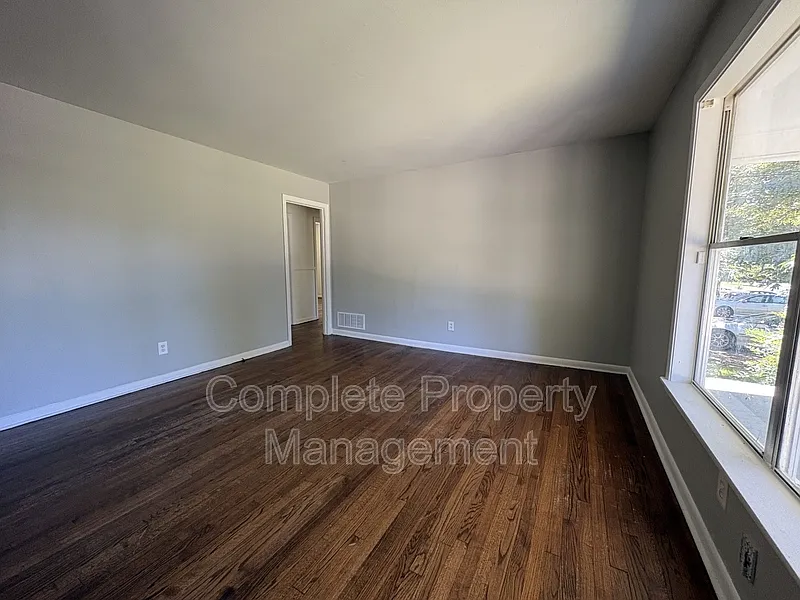 3 bed, 1.0 bath, $1,250 — Photo 2