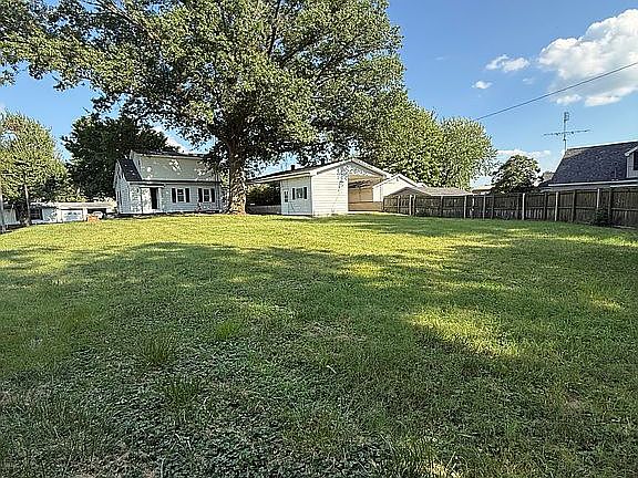 3rd image of 8 N Linwood Dr