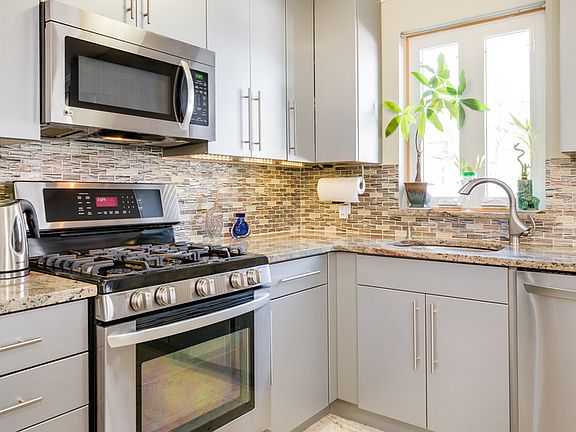 5th image of 49 Hylan Blvd APT 1D