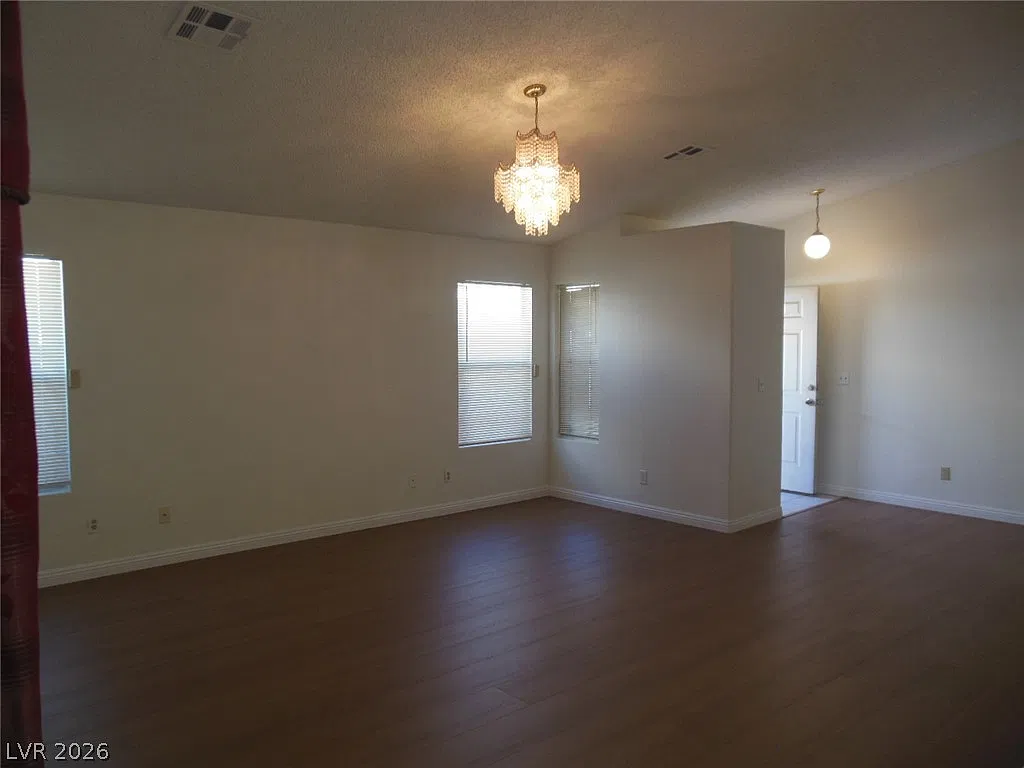 3 bed, 2.0 bath, 1235 sqft, $1,595 — Photo 2