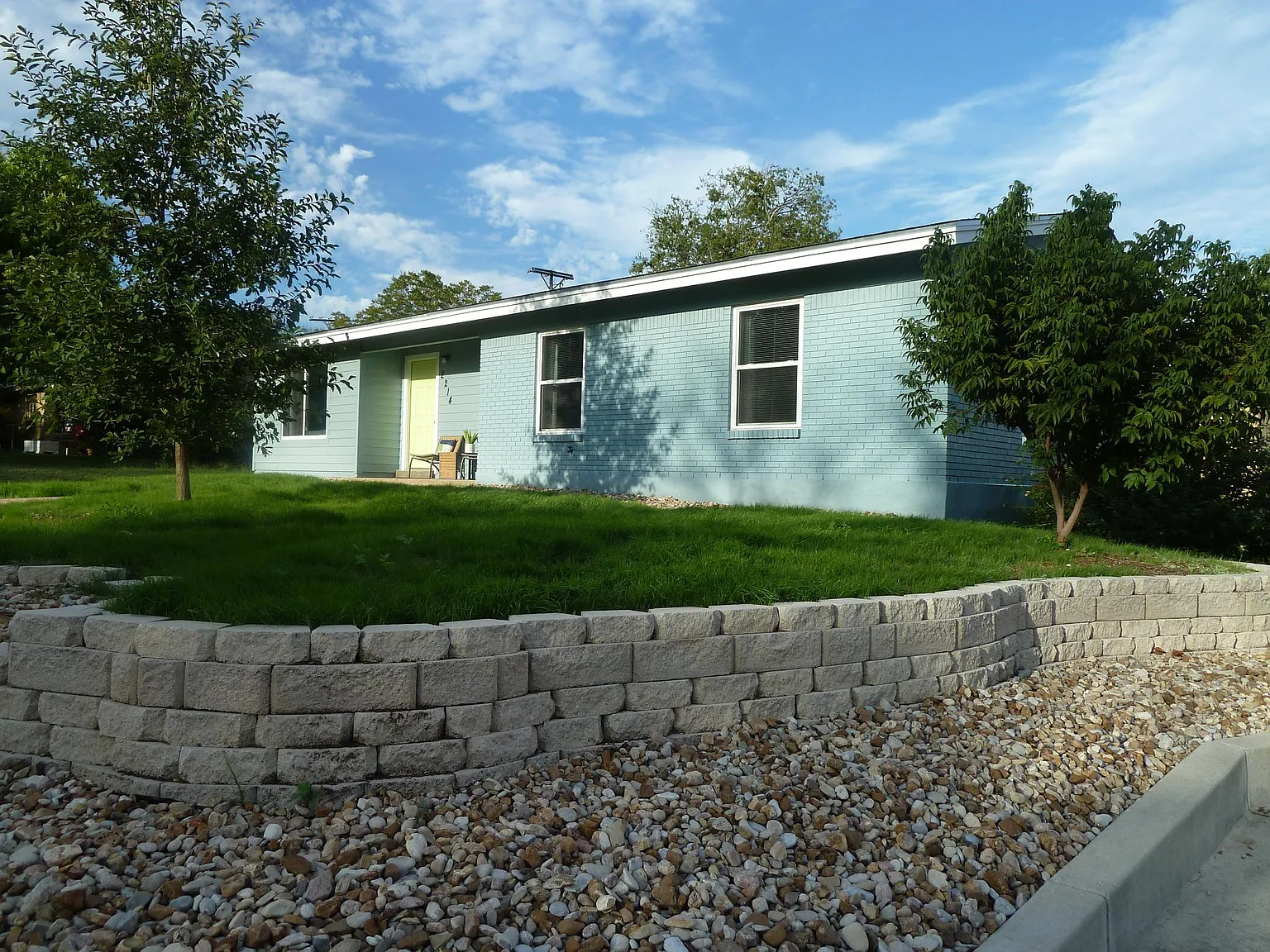 3 bed, 1205 sqft, $2,400 — Photo 3