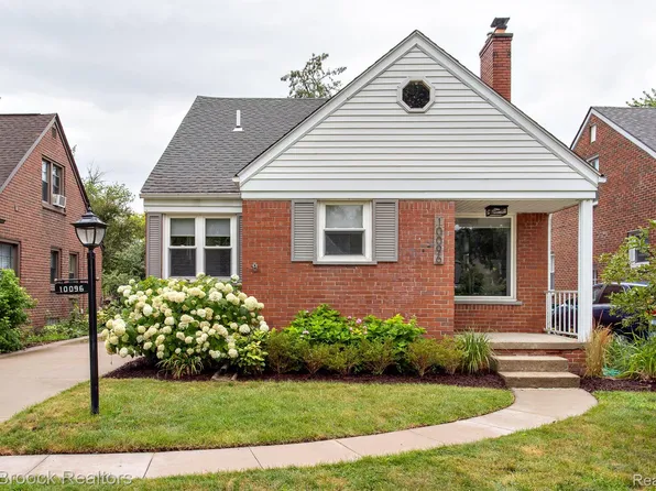 10096 Hart Ave, Huntington Woods, MI 48070
