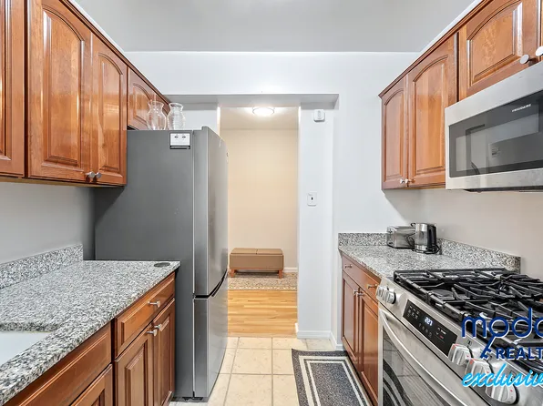 629 Kappock Street image 11 of 26