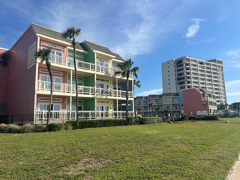 The Oceanfront Galveston Apartments — Photo 52