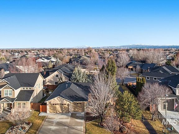 3rd image of 898 E Segundo St