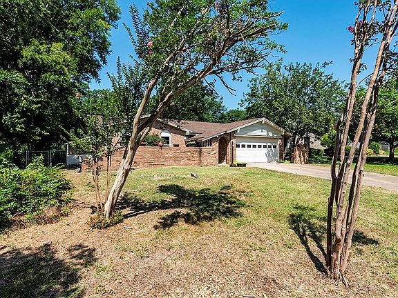2nd image of 1615 Lakeview Cir